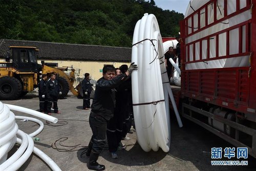 7月3日，在山西沁和能源集團中村煤業有限公司，救援人員在搬運救援物資。