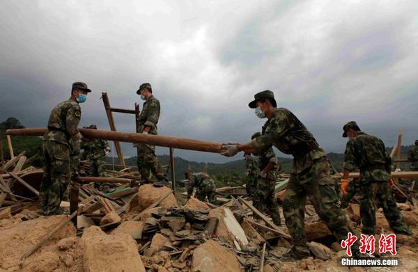 福建武警官兵積極投入駐地災后重建