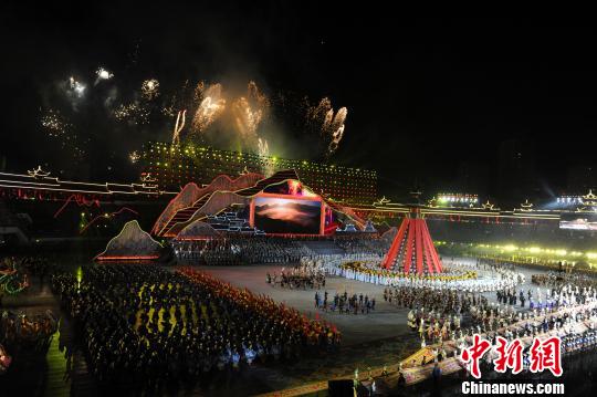 黔東南苗族侗族自治州建州60周年慶祝大會暨2016首屆“中國民族文化旅游·黔東南峰會”文藝演出活動23日晚舉行。　賀俊怡 攝