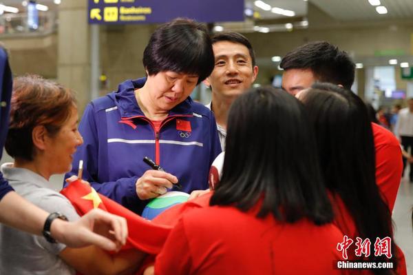 中國女排抵達里約 球迷機場夾道歡迎