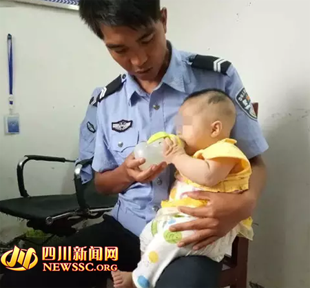 老人不滿上戶手續(xù)將孫女丟下 警察臨時變