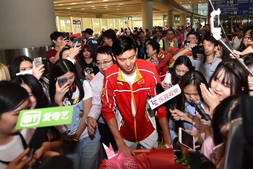 8月16日，中國游泳隊(duì)結(jié)束里約奧運(yùn)征程抵京。圖為寧澤濤被媒體和粉絲圍堵。記者 齊波 攝