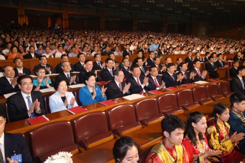 8月18日晚，第五屆全國少數民族文藝會演開幕式文藝晚會在北京人民大會堂隆重舉行，習近平、李克強、俞正聲、劉云山等黨和國家領導人出席觀看。姚大偉