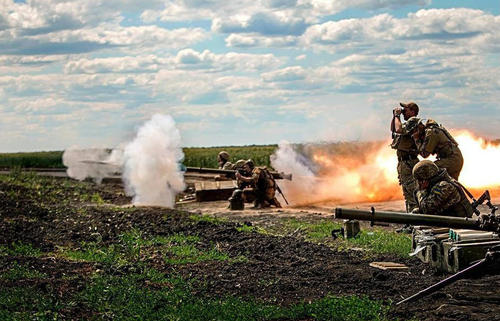 烏軍無后坐力炮陣地依次開火。