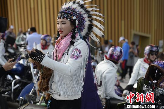 數百炫酷動力機車亮相鄂爾多斯“哈雷姑娘”搶鏡