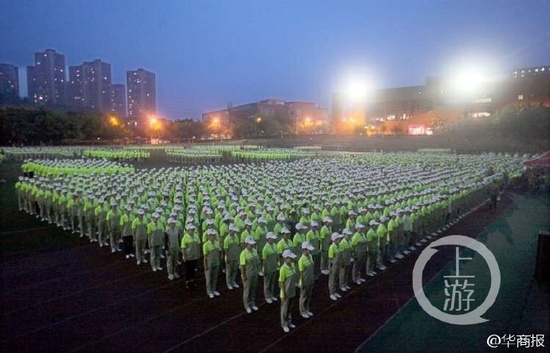 重慶一高校軍訓穿熒光衣