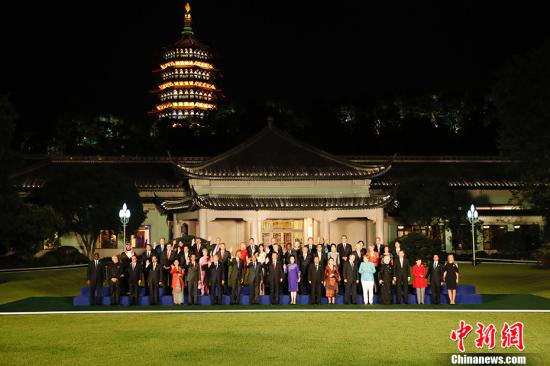 9月4日，國家主席習(xí)近平和夫人彭麗媛在杭州西子賓館舉行宴會，歡迎出席二十國集團(tuán)領(lǐng)導(dǎo)人杭州峰會的外方代表團(tuán)團(tuán)長及所有嘉賓。圖為習(xí)近平和彭麗媛同外方代表團(tuán)團(tuán)長及其配偶在室外草坪合影留念。 <a target='_blank' href='http://www.chinanews.com/'>中新社</a>記者 盛佳鵬 攝