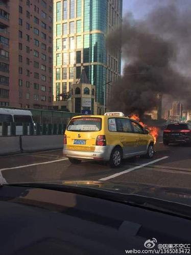 今早上海延安路高架一出租車(chē)起火 造成道路擁堵