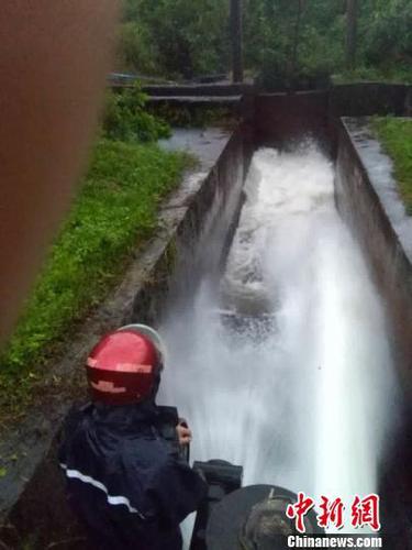 圖為?？陲L圯水庫開閘放水?！⊥踝又t 攝