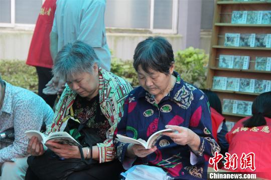 圖為市民追憶“小人書”時(shí)代 沈穎 攝