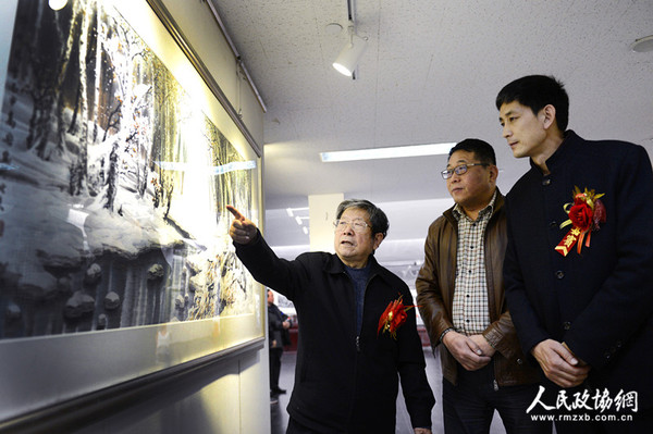 00010A0001A冰雪山水畫創始人、著名畫家于志學在學生高宏的畫展上和嘉賓交流冰雪畫創作技巧_副本