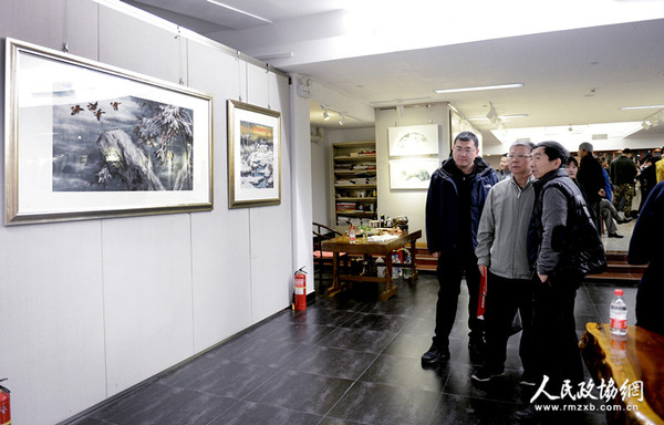 0004A高宏冰雪畫全國巡回展在京開幕，嘉賓觀賞冰雪畫作品._副本