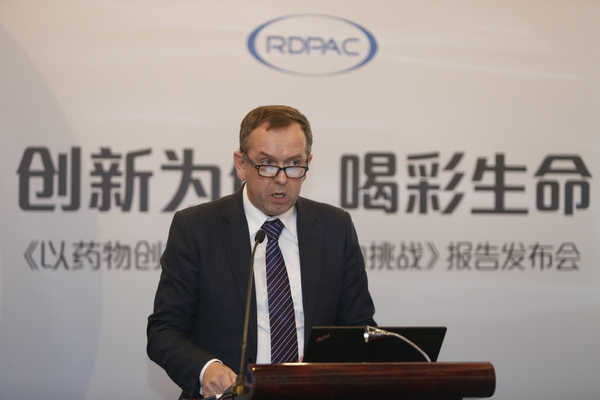 中國外商投資企業協會藥品研制和開發行業委員會（RDPAC）執行總裁狄思杰（Mike Dethick）為大家致辭