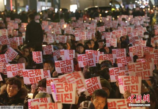 當地時間2016年11月16日，韓國首爾，當地民眾再次舉行燭光游行，要求總統樸槿惠下臺。