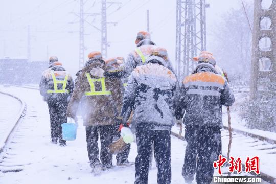 陜西迎立冬后首場雪鐵路部門全力開展防凍除雪