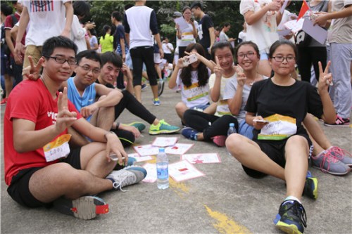  10月23日，福建師范大學，“迷馬”選手挑戰后在休息處合影留念，他們臉上露出挑戰成功的喜悅。蘇澤汗／攝