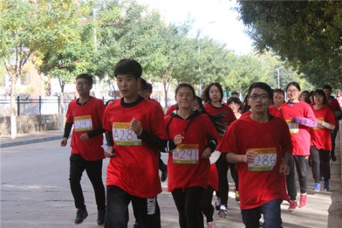  10月23日，河北民族師范學院，學院PK“迷馬”挑戰中，身著院服的同學們，隊形緊湊，每個人都努力奔跑。 李辰陽／攝