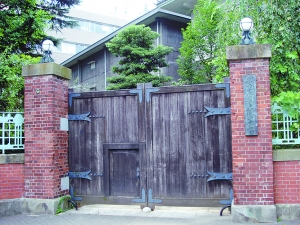 位于日本東京上野公園的東京美術學校舊址，今屬東京藝術大學