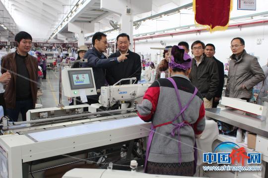 湯桂荔(前排左三)深入桂林溢達紡織有限公司生產車間視察。　陸漢寶 攝