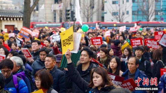 12月3日，韓國爆發(fā)“親信干政”事件后第六輪大規(guī)模集會。