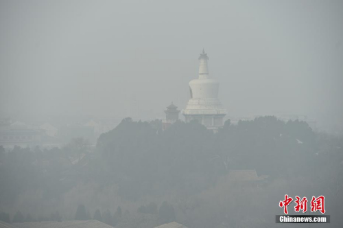 12月20日，北京大霧、霾預(yù)警雙發(fā)，局地能見(jiàn)度不足50米，整個(gè)京城仿佛置身于“仙境”，分不清霧和霾。<a target='_blank' href='http://www.chinanews.com/' >中新網(wǎng)</a>記者 金碩 攝