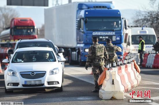 當地時間2016年12月22日，法國Ottmarsheim，德國警察在德法邊境檢查過往車輛。德國對卡車恐襲疑犯發出全歐范圍通緝令，懸賞10萬歐元。