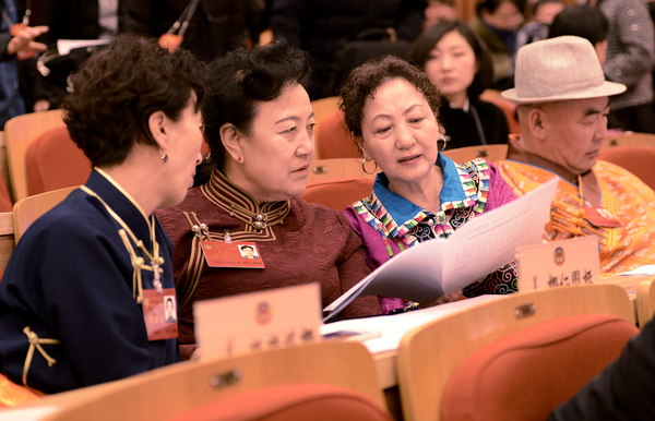 少數(shù)民族委員們?cè)谝黄鹩懻搱?bào)告