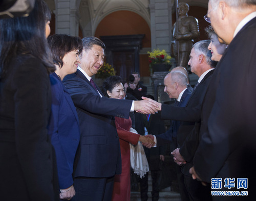 1月15日，國(guó)家主席習(xí)近平在伯爾尼出席瑞士聯(lián)邦委員會(huì)全體委員集體舉行的迎接儀式并致辭。 新華社記者 謝環(huán)馳 攝1