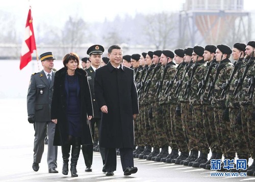 1月15日，國家主席習(xí)近平乘專機(jī)抵達(dá)蘇黎世，開始對瑞士聯(lián)邦進(jìn)行國事訪問。 這是習(xí)近平在瑞士聯(lián)邦主席洛伊特哈德陪同下檢閱儀仗隊(duì)。新華社記者 蘭紅光 攝