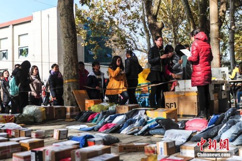 資料圖：2016年11月11日，濟南一高校物流配送站里快件擺滿地，女大學生們排長隊領取網購商品。<a target='_blank' href='http://www.chinanews.com/' _fcksavedurl='http://www.chinanews.com/'></table>中新社</a>記者 張勇 攝