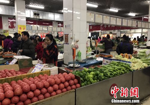 北京一家農(nóng)貿(mào)市場內。<a target='_blank' href='http://www.chinanews.com/' >中新網(wǎng)</a> 種卿 攝