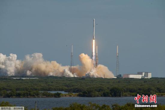 美國佛羅里達州，美國民營太空探索科技公司SpaceX的獵鷹9號運載火箭，載“飛龍號”（Dragon）無人太空貨船，自卡納維爾角發射升空。