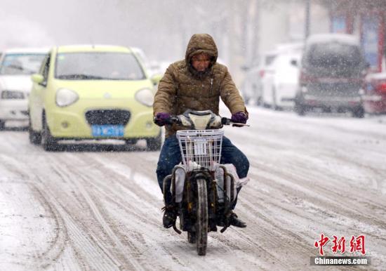 資料圖：2月19日，新一輪強降雪天氣再度“光臨”新疆烏魯木齊市。 <a target='_blank' href='http://www.chinanews.com/'>中新社</a>記者 劉新 攝