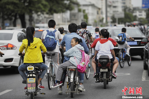 資料圖：2016年9月1日，北京中小學(xué)開(kāi)學(xué)首日遇上早高峰，造成學(xué)校周邊道路擁堵。