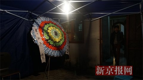 家屬在出租屋搭設靈堂，放置花圈。新京報記者 曹曉波攝