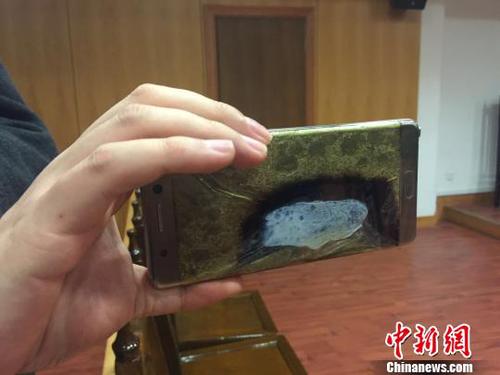 2017年2月22日，上海首起因使用三星Note7手機(jī)爆炸而訴至法院的案件在上海市金山區(qū)法院開庭。這起曾引起媒體廣泛關(guān)注的案件當(dāng)庭和解，三星公司返還購機(jī)款，并按購機(jī)款三倍予以賠償。圖為發(fā)生自燃的三星NOTE7手機(jī)。　李姝徵 攝