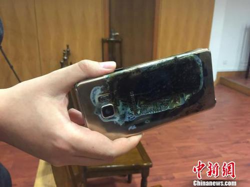 2017年2月22日，上海首起因使用三星Note7手機(jī)爆炸而訴至法院的案件在上海市金山區(qū)法院開庭。這起曾引起媒體廣泛關(guān)注的案件當(dāng)庭和解，三星公司返還購機(jī)款，并按購機(jī)款三倍予以賠償。圖為原告購買的、后發(fā)生自燃的三星NOTE7手機(jī)。　李姝徵 攝