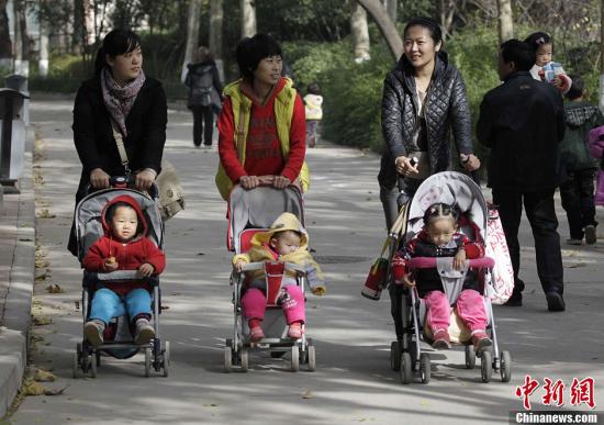 資料圖：2013年11月15日，河南鄭州幾位家長推著嬰兒車走過鄭州街頭。中共十八屆三中全會審議通過了《中共中央關于全面深化改革若干重大問題的決定》，《決定》提出，啟動實施一方是獨生子女的夫婦可生育兩個孩子的政策。<a target='_blank' href='http://www.chinanews.com/'>中新社</a>發 王中舉 攝