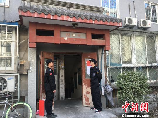 28日，天安門旁最大的地下空間——和平門小區地下空間住人“清零”，今年累計清理拆除近14000平米。圖為工作人員把守在小區地下室入口。　曾鼐 攝