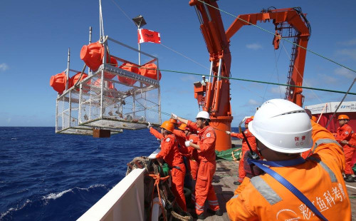 上海海洋大學深淵科學技術研究中心團隊布放“彩虹魚”3號著陸器。2016年，“彩虹魚”成功挑戰全球大洋最深極——馬里亞納海溝，標志著我國成為世界上第三個掌握全海深無人深潛器技術的國家，也是第一個擁有無人深潛器和多臺著陸器協同作業能力的國家。