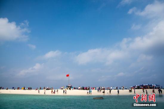 近日，<a target='_blank' href='http://www.chinanews.com/'>中新社</a>記者隨新投入西沙生態(tài)旅游航線運(yùn)營(yíng)的“長(zhǎng)樂(lè)公主”游輪，進(jìn)入西沙群島永樂(lè)環(huán)礁，探訪風(fēng)景如畫(huà)的西沙海域。圖為全富島風(fēng)光。<a target='_blank' href='http://www.chinanews.com/'>中新社</a>記者 洪堅(jiān)鵬 攝