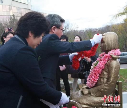 當地時間11月18日，位于加拿大多倫多地區的韓國加拿大文化協會舉行儀式，為“慰安婦少女像”揭幕，以此紀念在二戰中受到日軍殘酷蹂躪的慰安婦群體。這是全加拿大首座紀念慰安婦的銅像。這尊銅像與樹立在日本駐韓國大使館門前的慰安婦少女銅像，以及與在美國加州和密歇根州的慰安婦少女銅像，設計相同。　 <a target='_blank' href='http://www.chinanews.com/'>中新社</a>記者 徐長安 攝