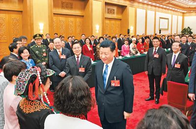 3月8日，中共中央總書記、國家主席、中央軍委主席習(xí)近平參加十二屆全國人大五次會議四川代表團的審議。在“三八”國際勞動婦女節(jié)到來之際，習(xí)近平代表黨中央、國務(wù)院，向參加全國兩會的女代表、女委員、女工作人員，向全國各族各界婦女同胞，致以節(jié)日的祝賀和誠摯的祝福。這是習(xí)近平同女代表親切交談。新華社記者 李學(xué)仁攝