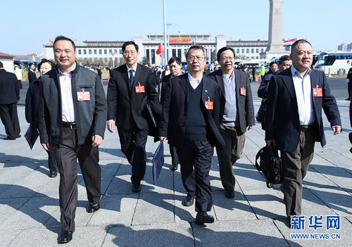 3月10日，全國政協十二屆五次會議在北京人民大會堂舉行第三次全體會議。這是委員們走向會場。新華網 翟子赫 攝2