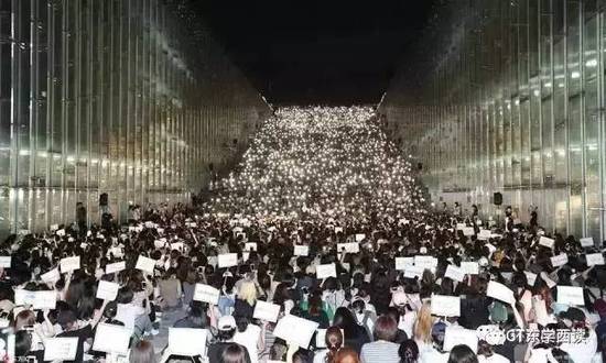 韓國學生抗議梨花女子大學招收鄭維羅。