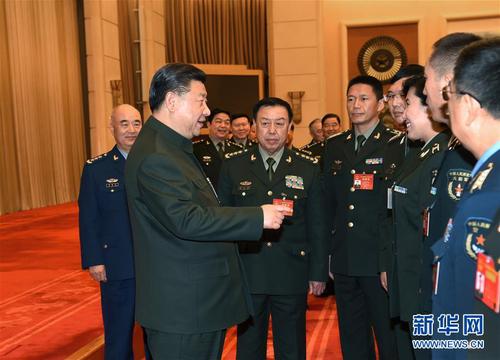 3月12日，中共中央總書記、國家主席、中央軍委主席習近平出席十二屆全國人大五次會議解放軍代表團全體會議并發表重要講話。這是會議結束時，習近平親切接見來自基層部隊的部分軍隊人大代表。新華社記者 李剛 攝