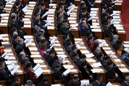 3月13日，全國政協十二屆五次會議在北京人民大會堂舉行閉幕會。這是全國政協委員在認真聽會。