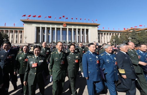 3月13日，全國政協十二屆五次會議在北京人民大會堂舉行閉幕會。這是閉幕會結束后，委員們走出人民大會堂。