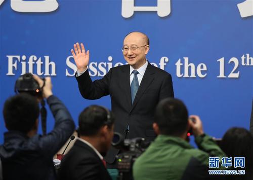 這是支樹平向記者揮手致意。新華社記者 陳建力 攝