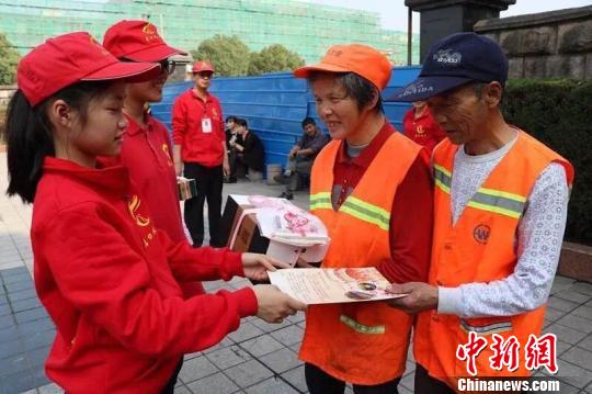 小義工有大善舉 浙江諸暨“義二代”平均年齡11歲 店口鎮(zhèn)義工協(xié)會提供 攝